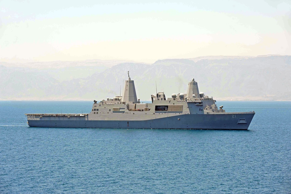 USS New York transits the Gulf of Aqaba