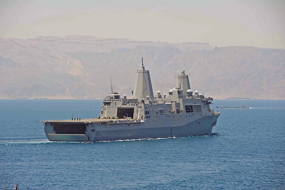 USS New York transits the Gulf of Aqaba