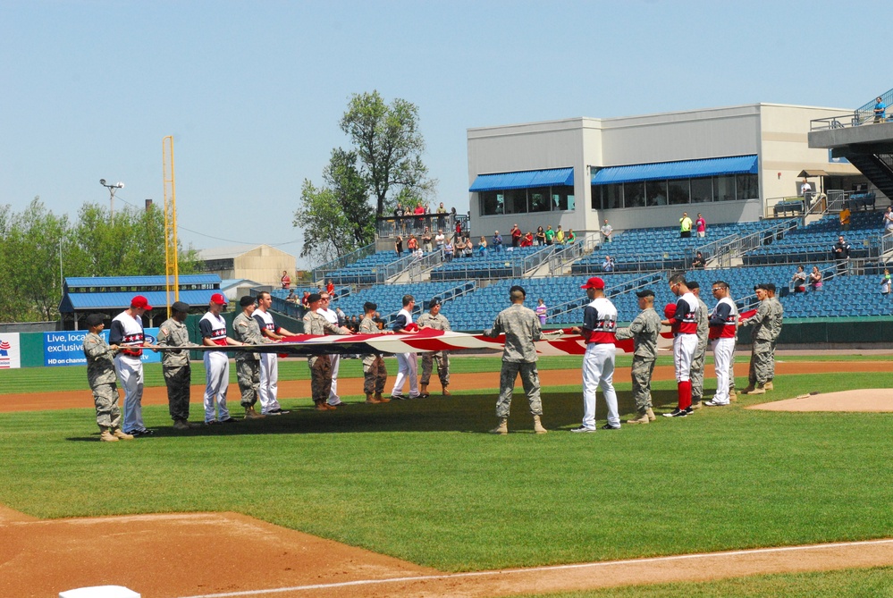 Syracuse Chiefs and soldiers
