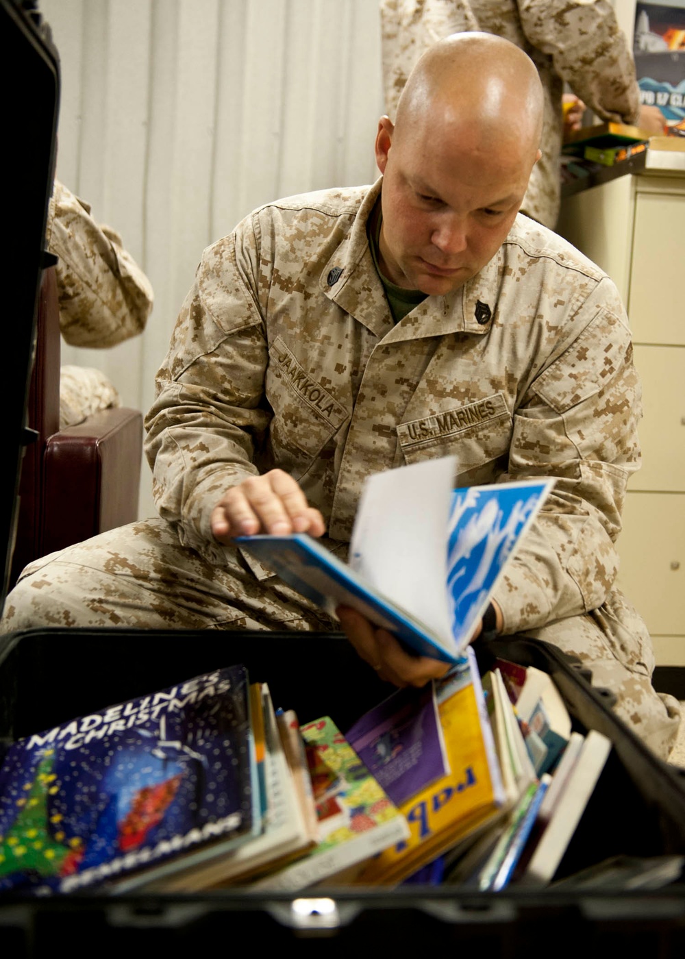 Sailor read to children