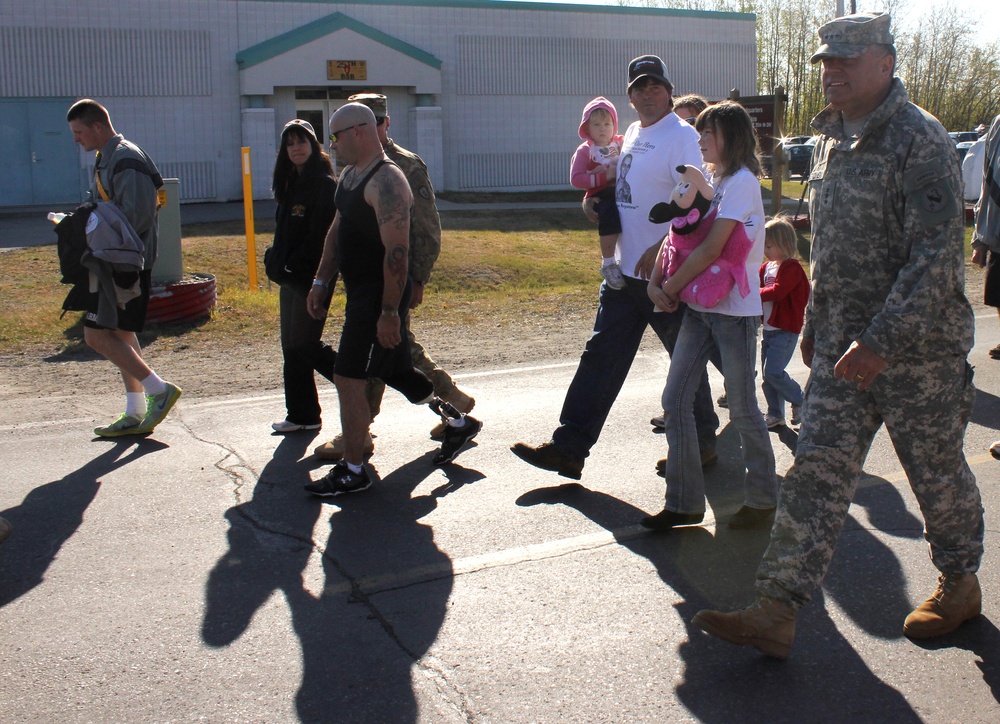 US Army Pacific commander walks with wounded warriors