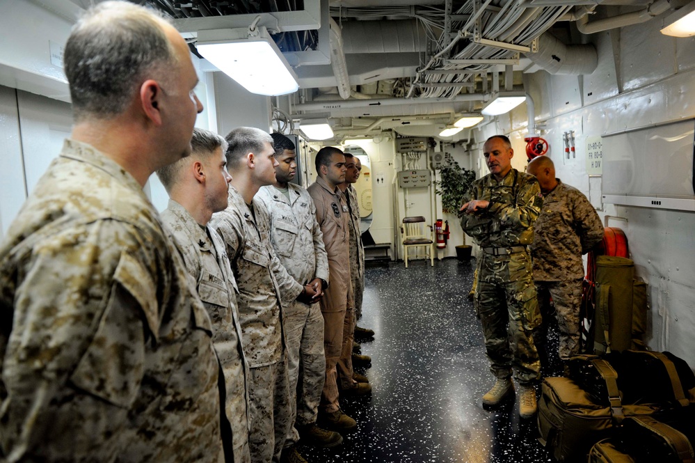 Commandant of the Royal Marines visits 24th MEU, Iwo Jima ARG