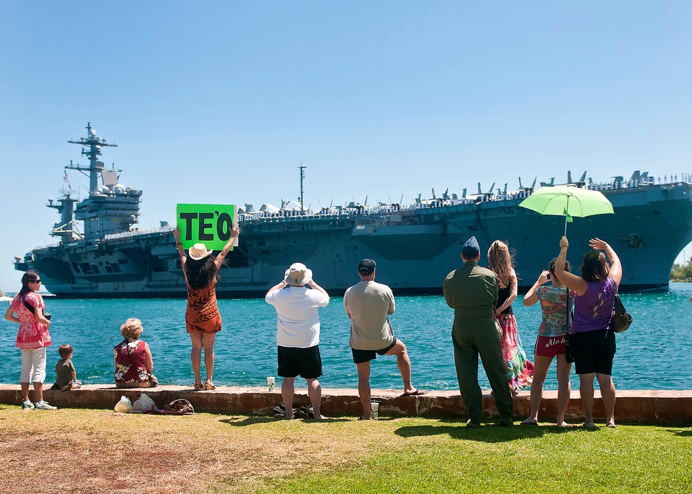 USS Carl Vinson arrives at Joint Base Pearl Harbor-Hickam