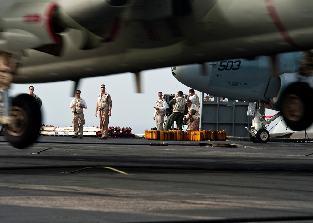 E-2C Hawkeye lands