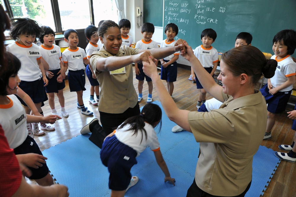 USS McCampbell sailors visit Japanese school