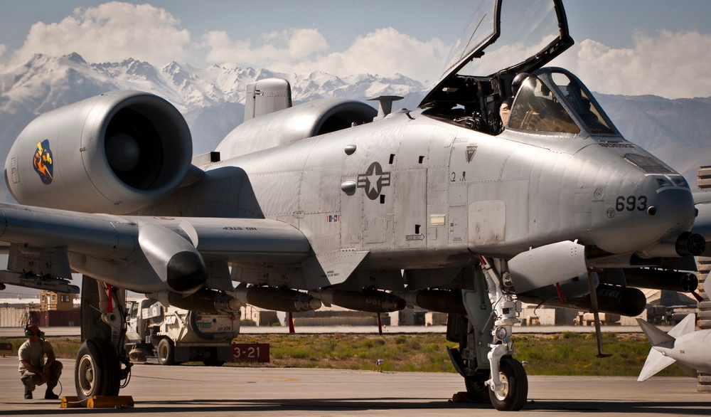 Bagram airmen prepare A-10s for flight