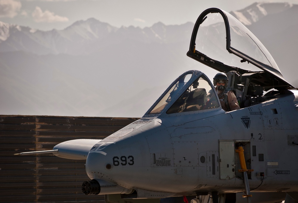 Bagram airmen prepare A-10s for flight