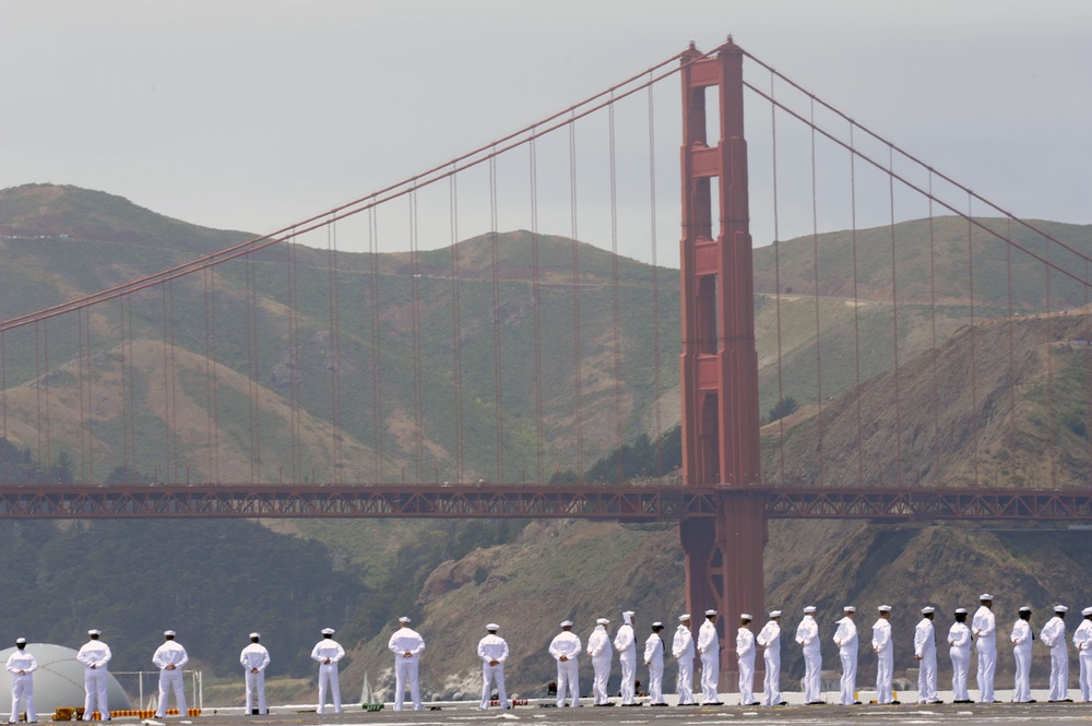 USS Nimitz enters San Francisco Bay