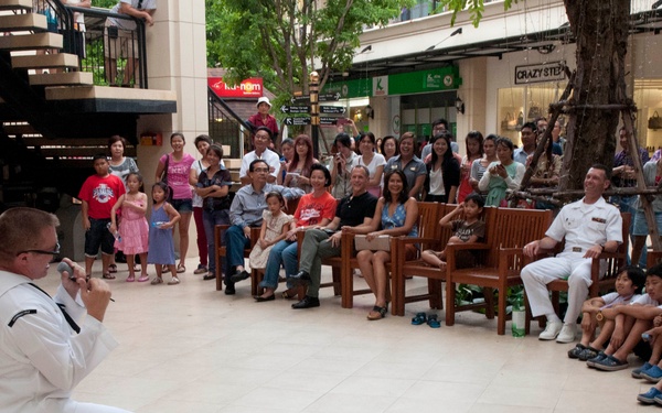 US 7th Fleet band visits mall in Bangkok