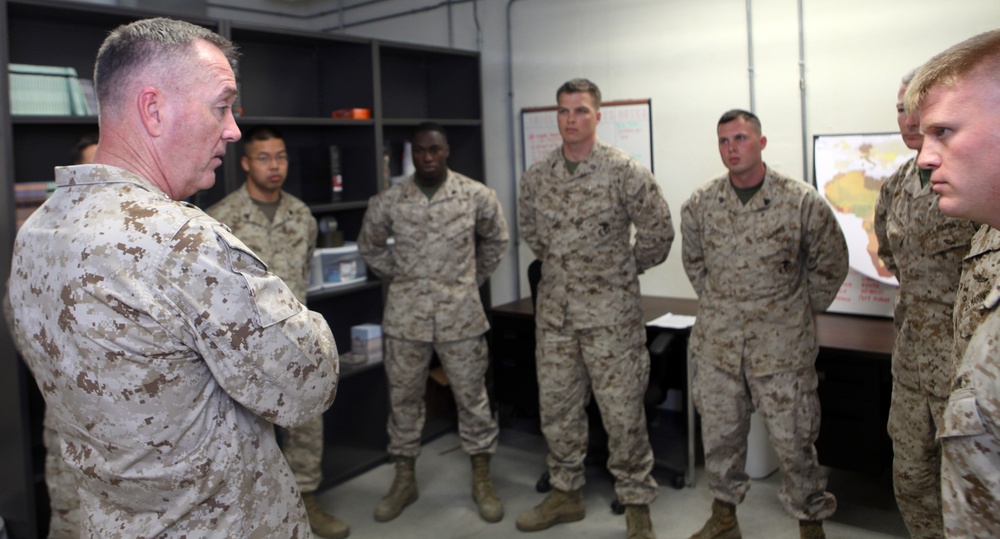 Intelligence Marines meet the Assistant Commandant of the Marine Corps