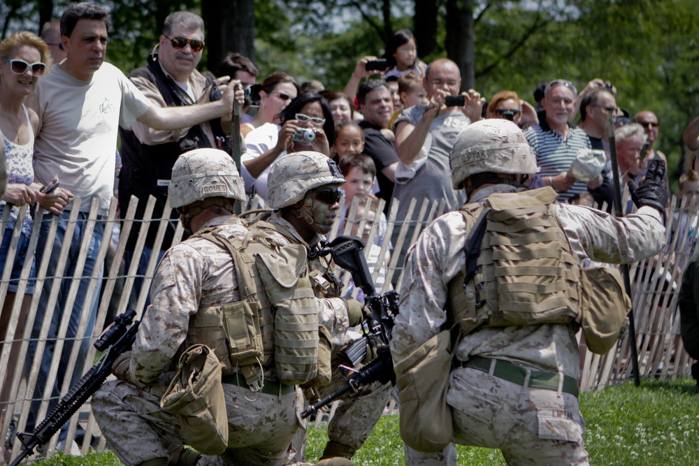 Marines simulate air raid For New Yorkers Marines simulate air raid For New Yorkers