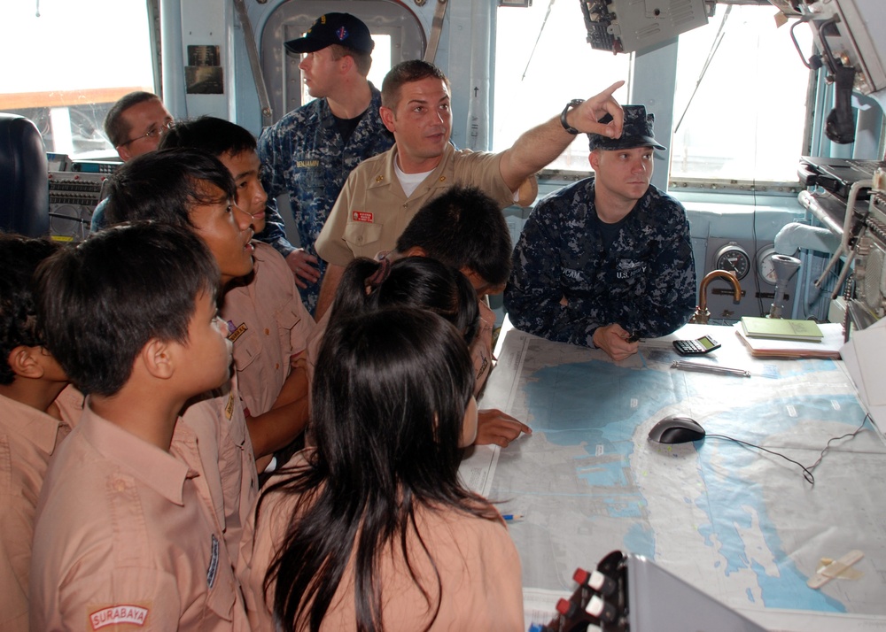 Indonesian Boy and Girl Scouts visit USS Vandegrift