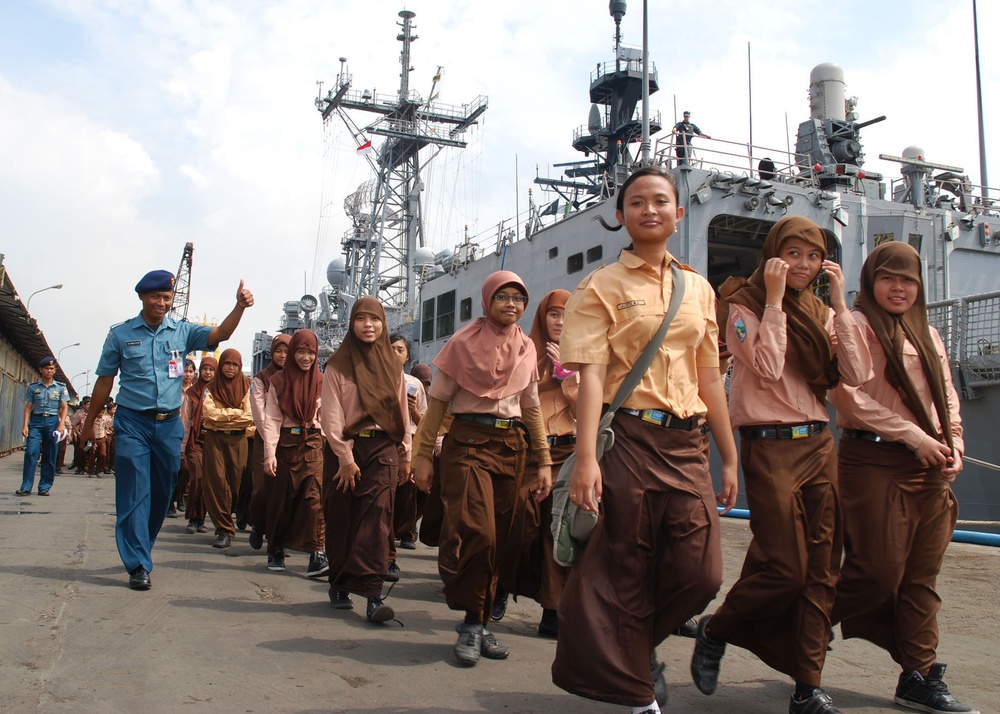 Indonesian Boy and Girl Scouts visit USS Vandegrift
