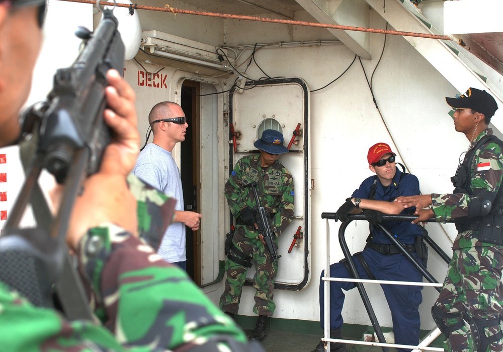 U.S. and Indonesian militaries participate in visit, board, search and seizure exercise