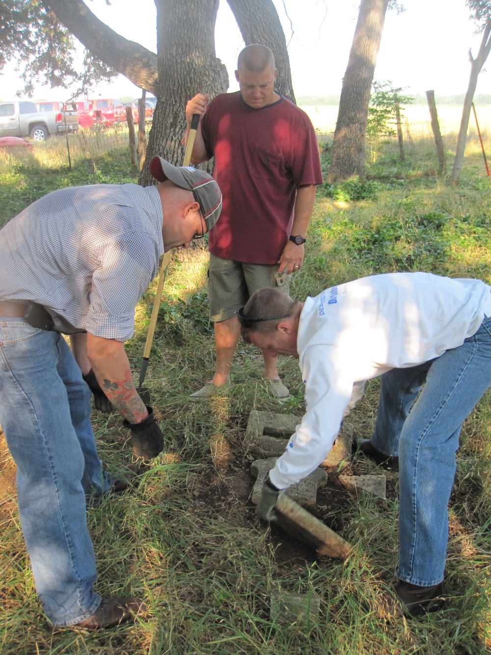 3-395th Armor soldiers clean up historic Bell County cemetery