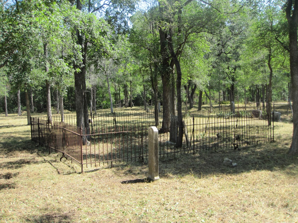3-395th Armor soldiers clean up historic Bell County cemetery