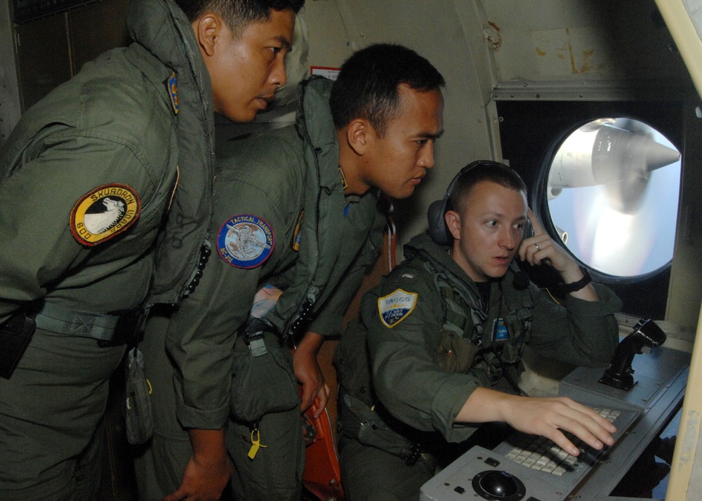 U.S.-Indonesian navies participate in P3 training flight