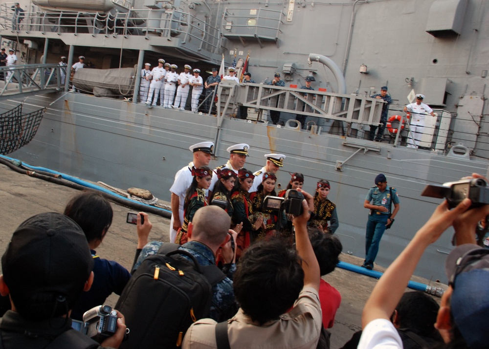 USS Vandegrift arrives in Indonesia for CARAT 2012