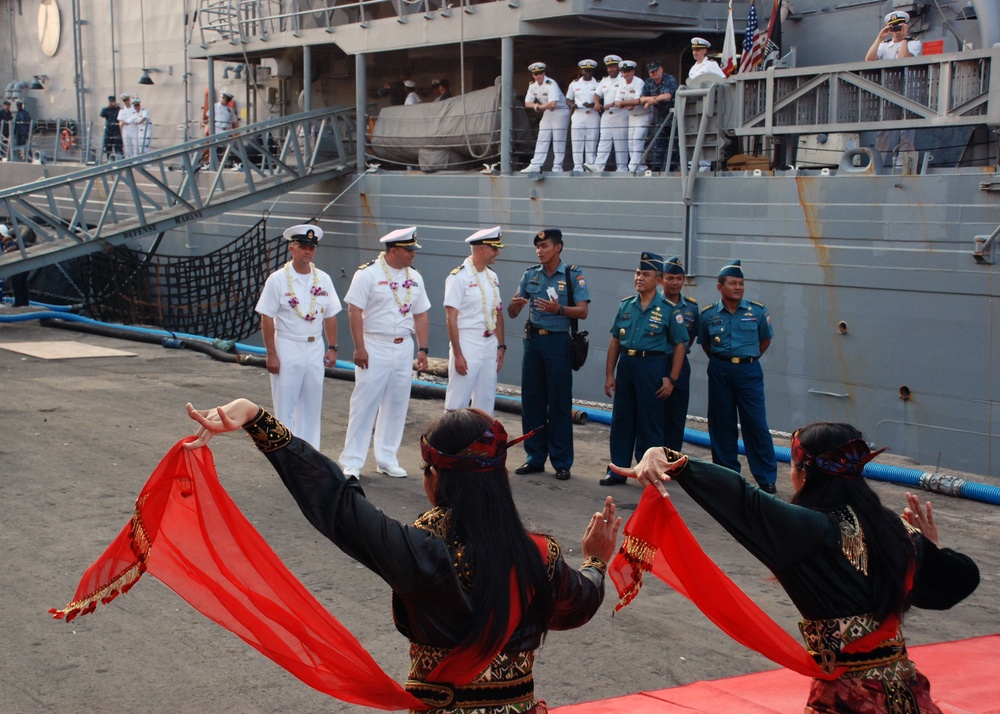 USS Vandegrift arrives in Indonesia for CARAT 2012