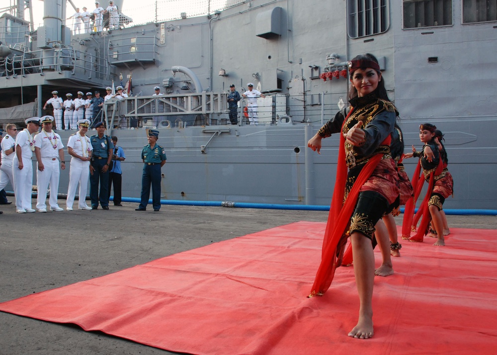 USS Vandegrift arrives in Indonesia for CARAT 2012