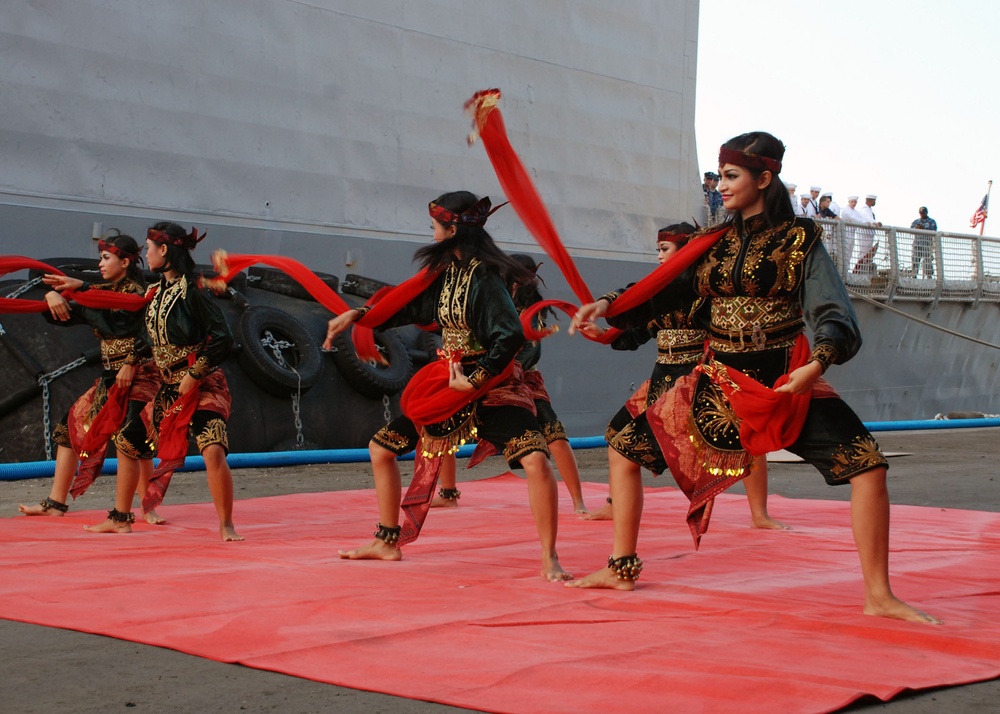 USS Vandegrift arrives in Indonesia for CARAT 2012