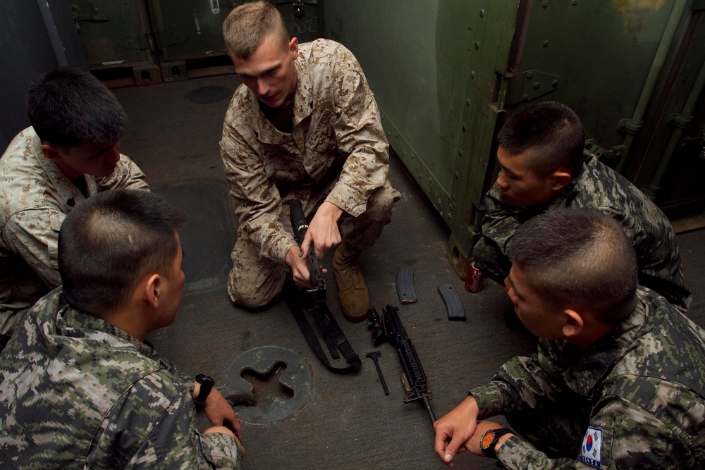 U.S., Korean Marines participate in weapons handling class