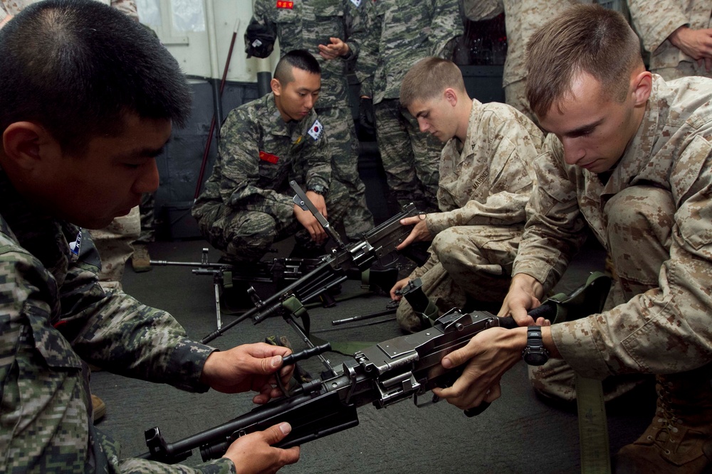 ROK Marines participate in weapons class with MEU Marines