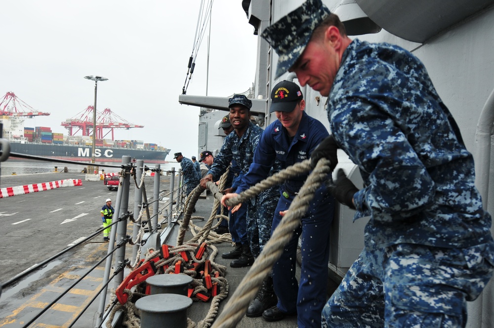 USS Underwood sailors pull in mooring line