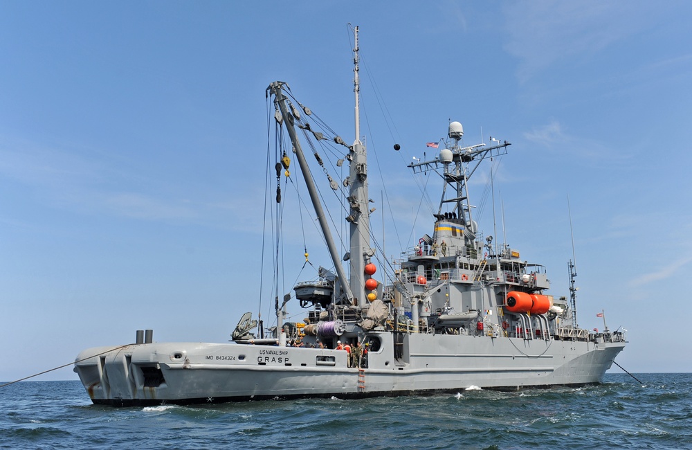 USNS Grasp participates in EP Dive 2012