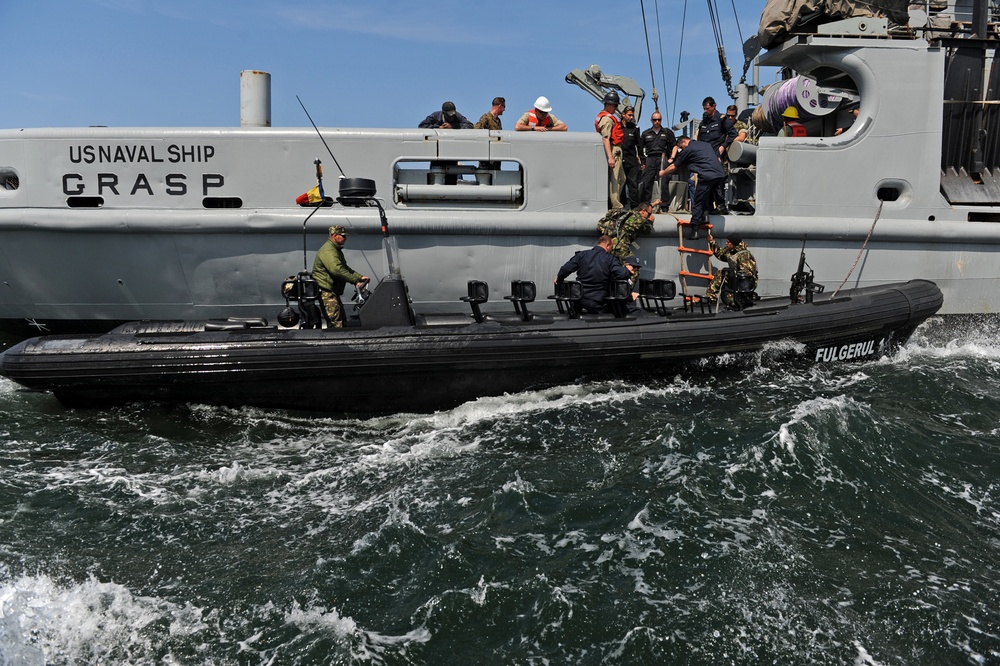 USNS Grasp participates in EP Dive 2012