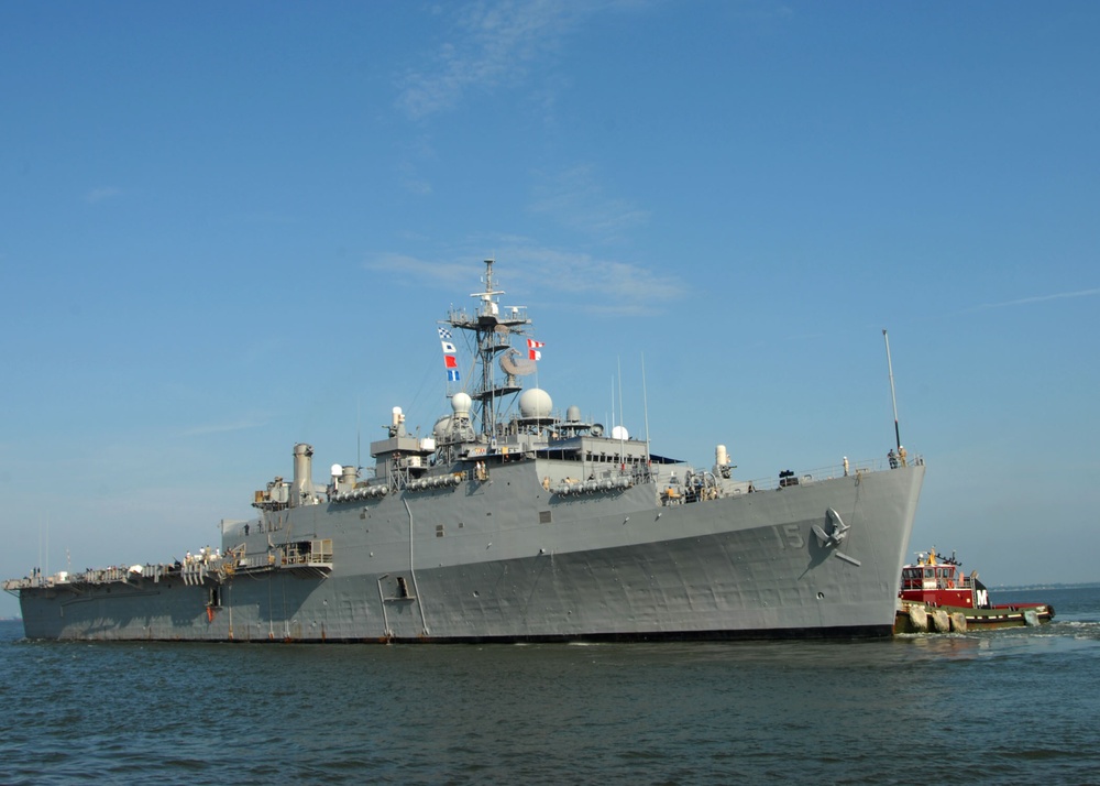 USS Carr departs Norfolk