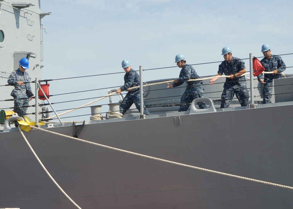 USS Carr departs Norfolk