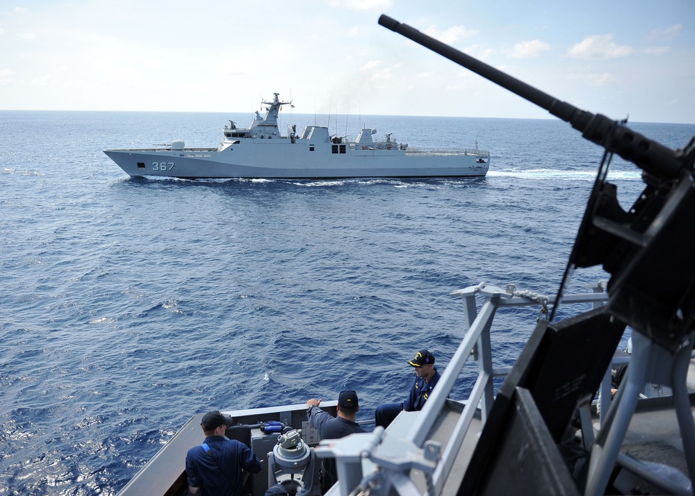 USS Vandergrift participates in at-sea phase of CARAT