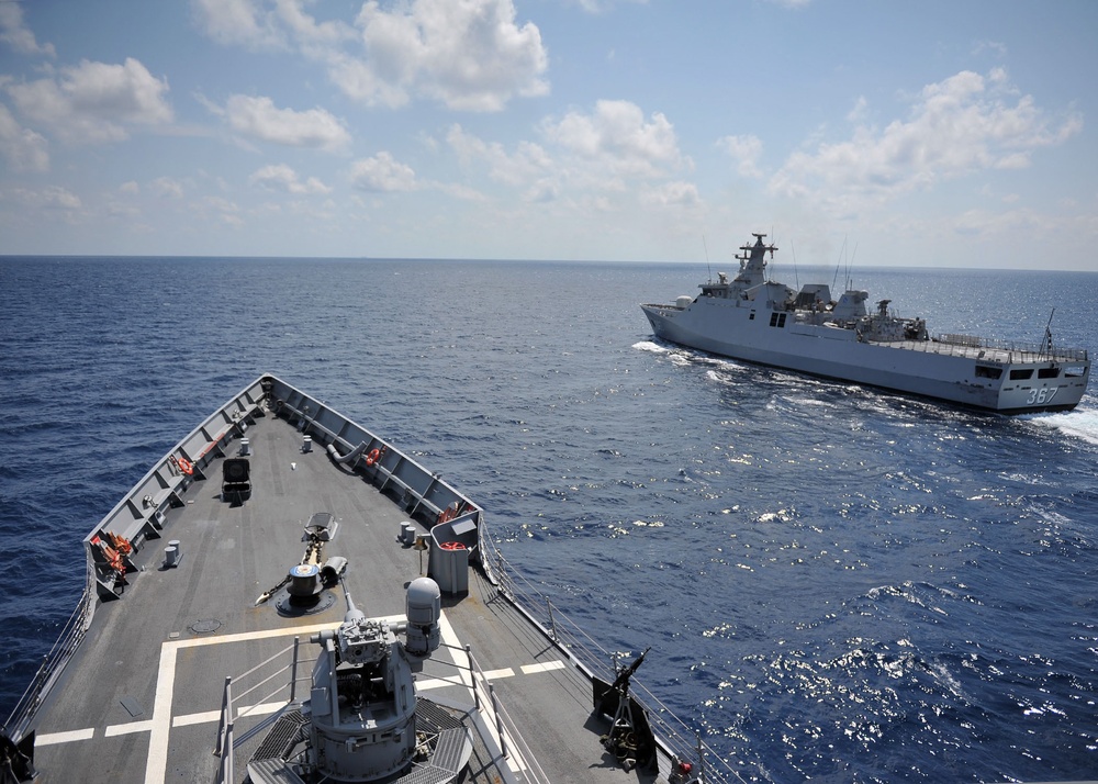 USS Vandergrift participates in at-sea phase of CARAT