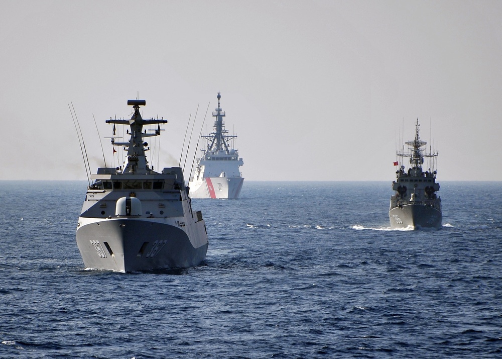 USS Vandergrift, USCGC Waesche participate in at-sea phase of CARAT