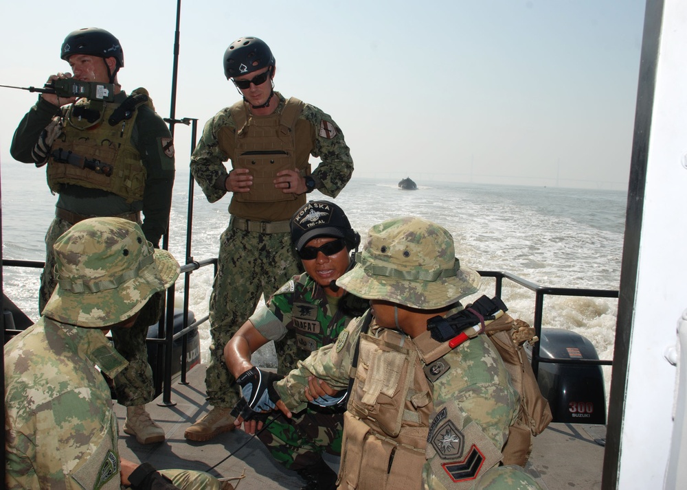 U.S.-Indonesian navies conduct combat patrol, first aid, and boarding exercises during CARAT 2012