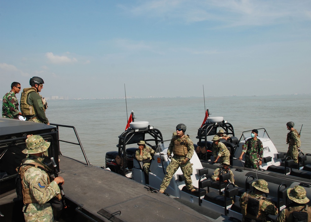 U.S.-Indonesian navies conduct combat patrol, first aid, and boarding exercises during CARAT 2012