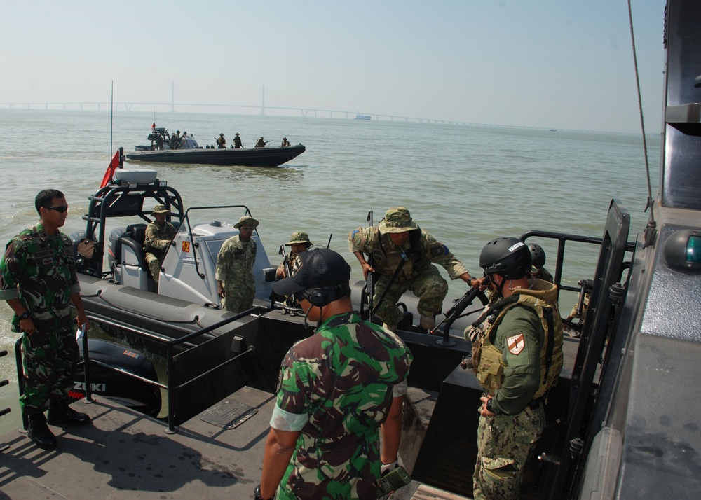 U.S.-Indonesian navies conduct combat patrol, first aid, and boarding exercises during CARAT 2012