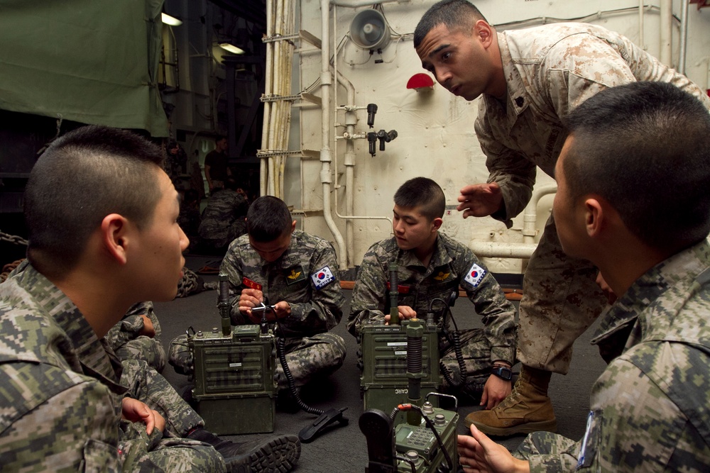 US, Korea Marines attend communications class