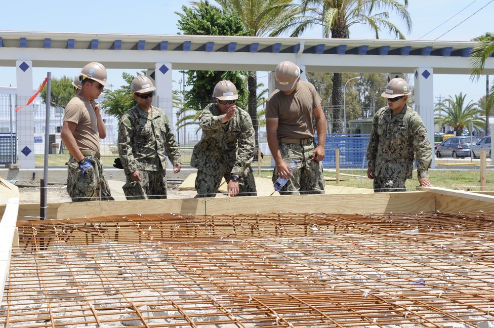 Seabee crew leader teaches crew construction skills