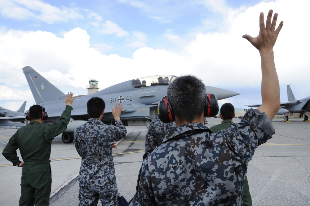 JASDF maintainers upkeep F15J Eagles