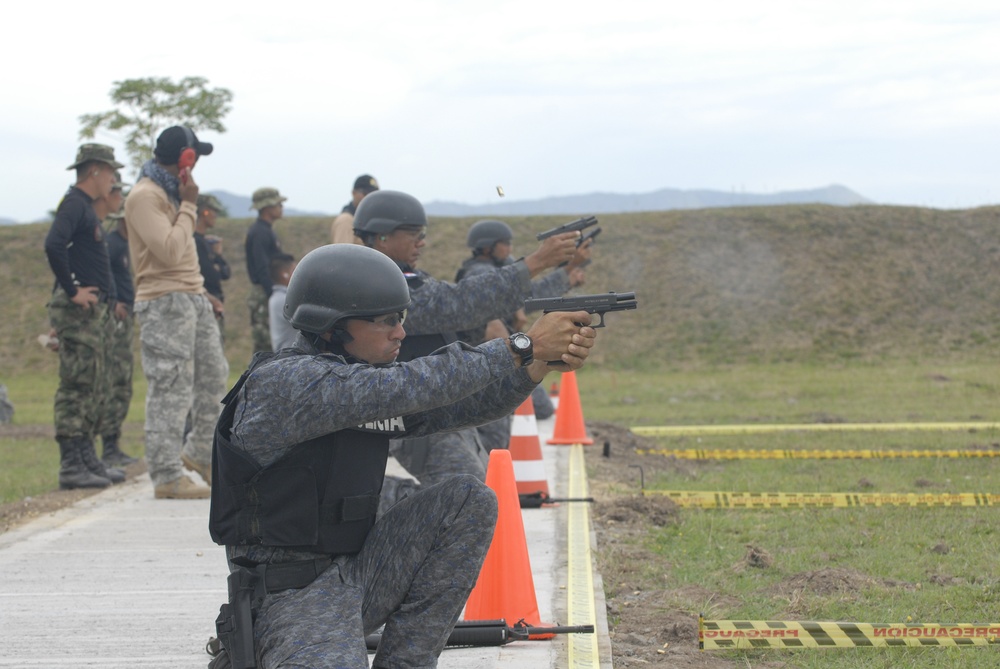 Fuerzas Comando 2012 weapons firing event