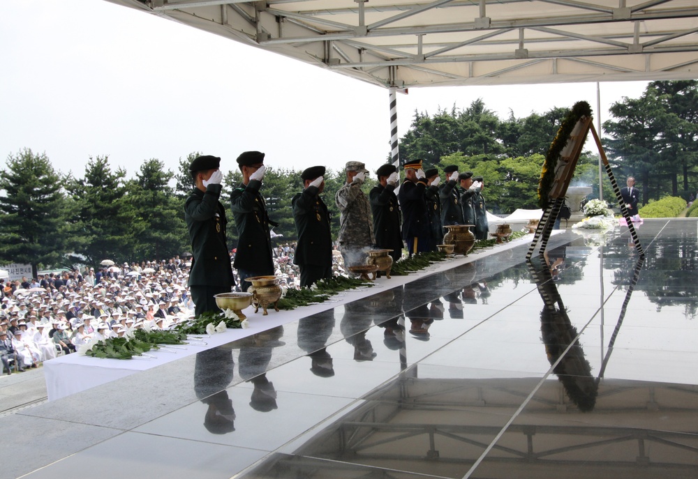 Senior leaders from the 19th ESC attend 75th Memorial Day Commemoration