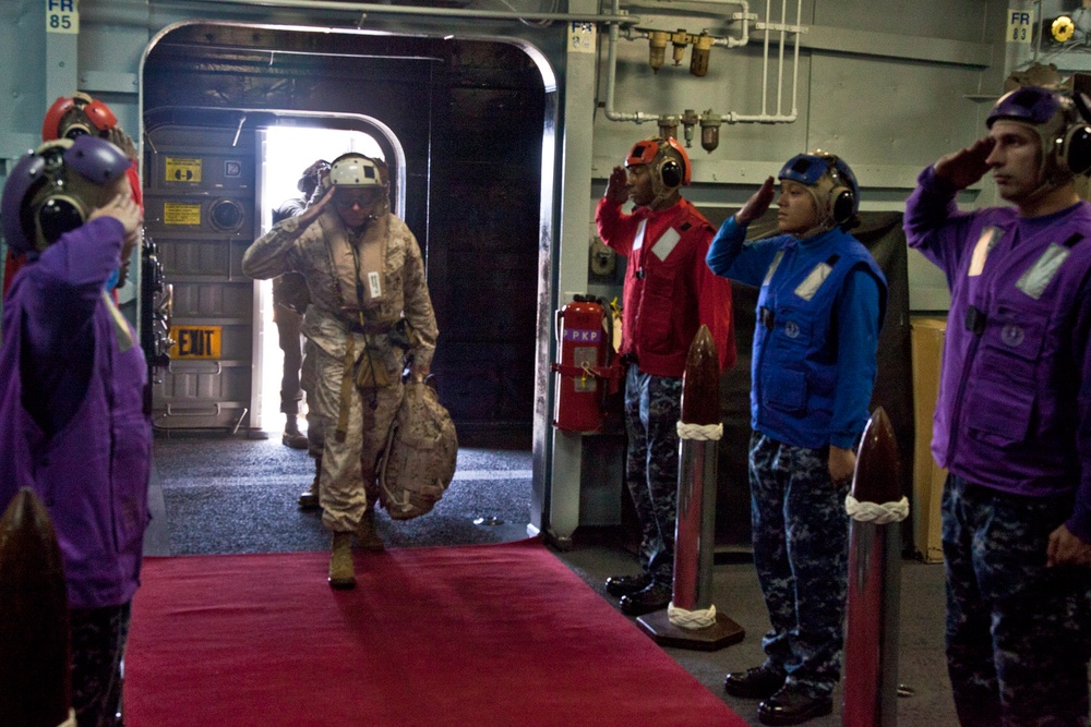 I MEF deputy commanding general visits USS Peleliu