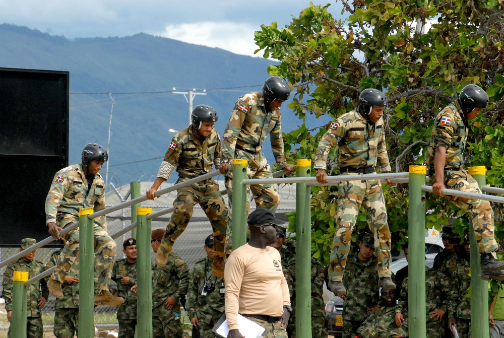 Fuerzas Comando 2012 obstacle course