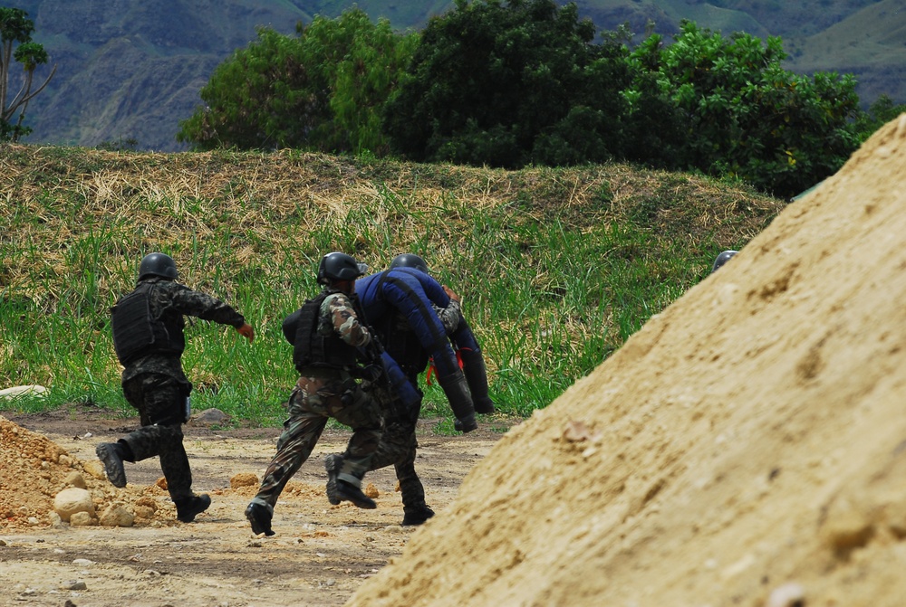 Fuerzas Comando 2012 combined assault