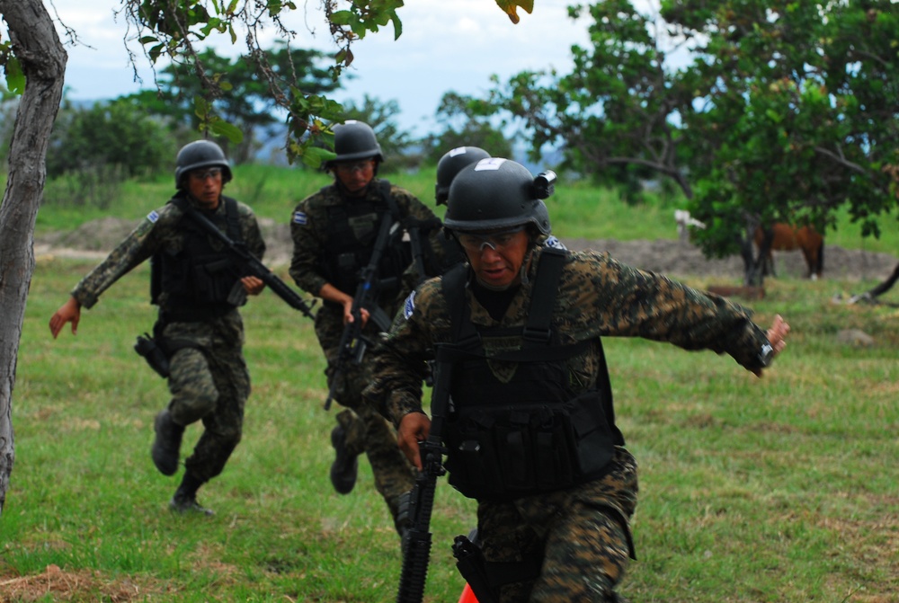 Fuerzas Comando 2012 combined assault