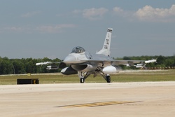 General Dynamics F-16 [Image 11 of 13]