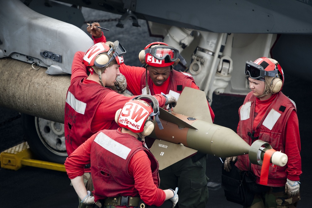 USS George Washington sailors arm a GBU-16 Paveway II