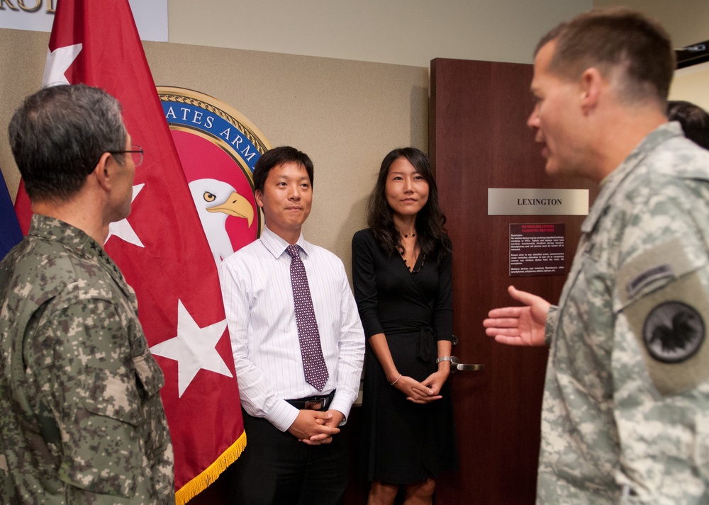 ROK Army Chief of Staff visits USARC